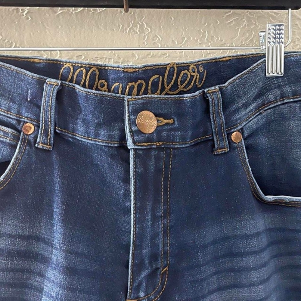 NWOT Wrangler Women's Straight Leg blue jeans Size 31x32 - Picture 2 of 8